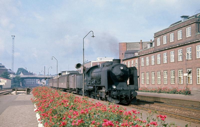 H 785 med lille persontog, 1961 Kolding - AK/OMJK foto